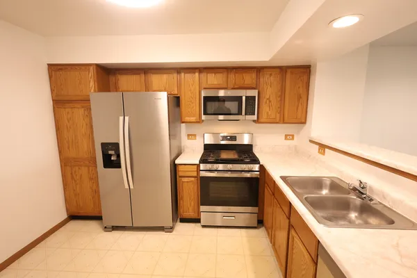 $2,350 | 1840 Grove Avenue, Schaumburg, IL 60193