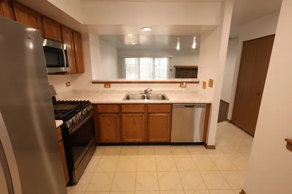 $2,350 | 1840 Grove Avenue, Schaumburg, IL 60193