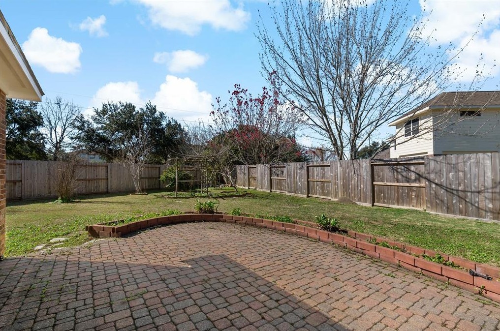 2611 South Breeze Drive Manvel, TX 77578 - Photo 10 of 20 a view of a park that has a large tree