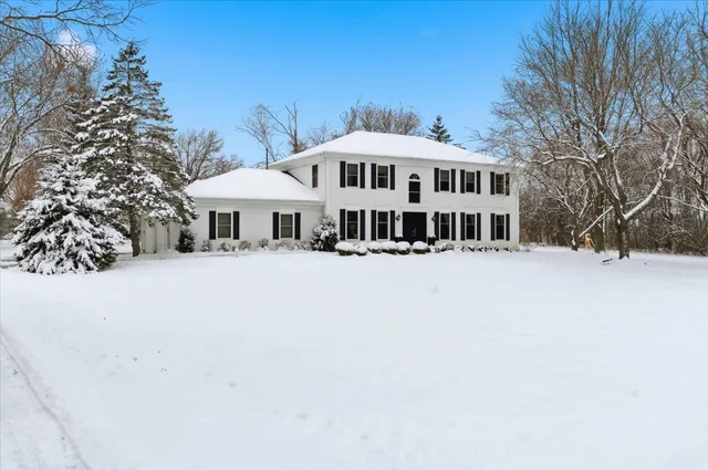 $1,120,000 | 12 Crestview Lane, Lake Barrington, IL 60010