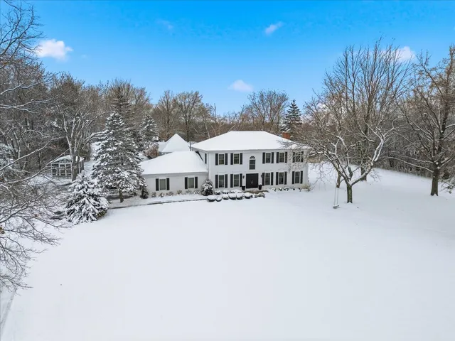 $1,120,000 | 12 Crestview Lane, Lake Barrington, IL 60010