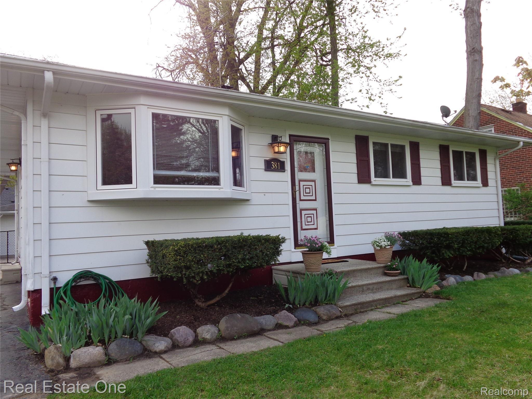 381 Dover Road Waterford, MI 48328 - Photo 2 of 22 DSC01423.JPG