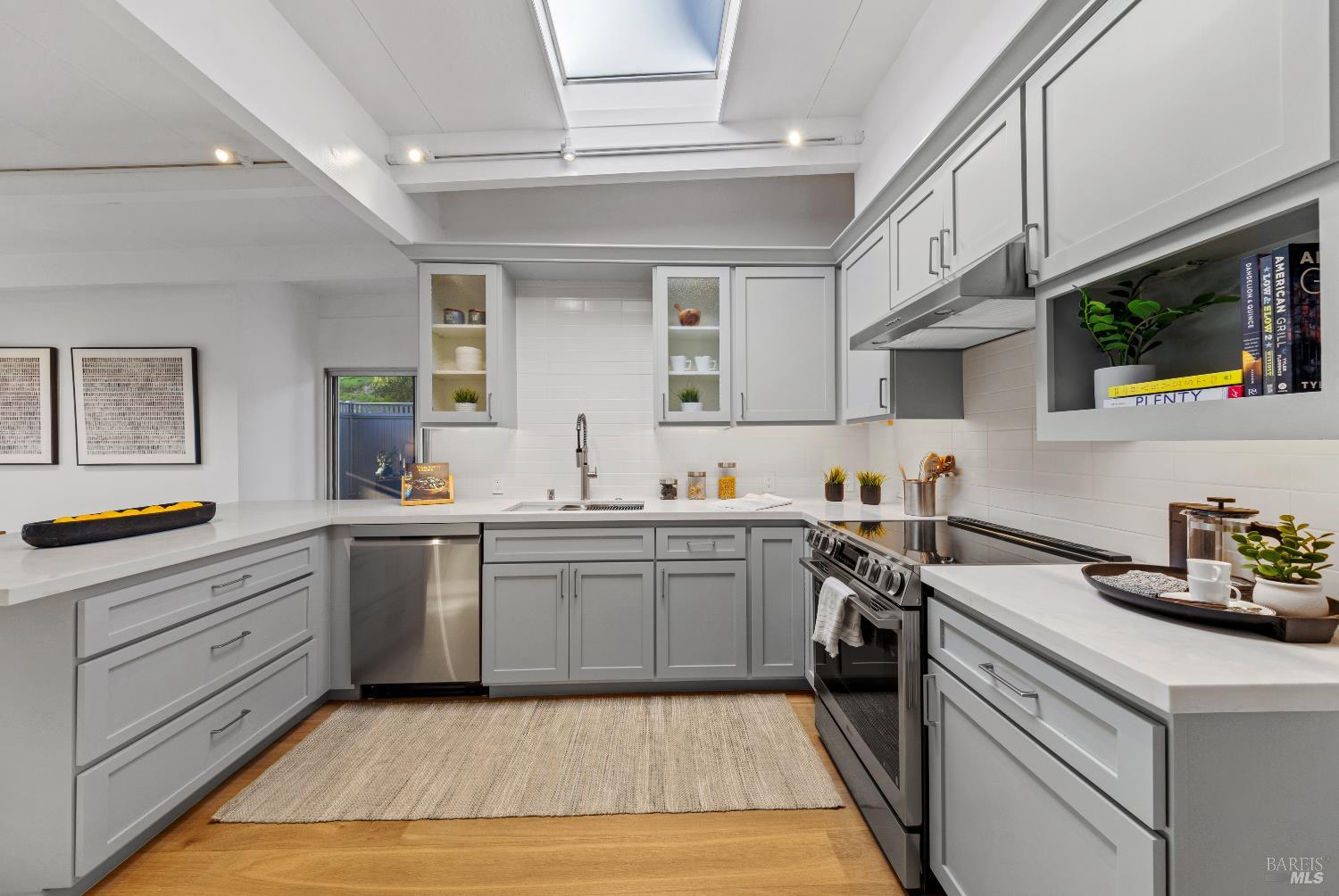 18 Stanton Way Mill Valley, CA 94941 - Photo 22 of 74 All new appliances and kitchen to enjoy!