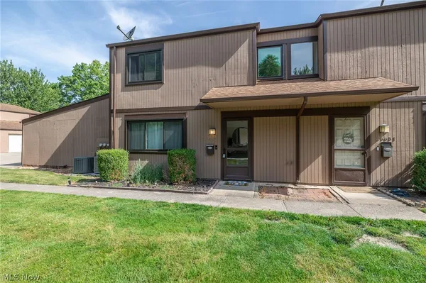 $160,000 | 26653 Lake Of The Falls Boulevard, Olmsted Falls, OH 44138