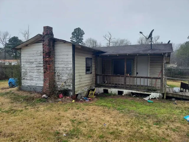 a view of a house with a yard and plants