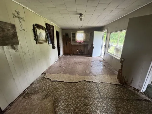 a view of entryway with livingroom