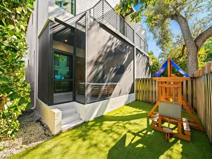 a view of entryway with a garden