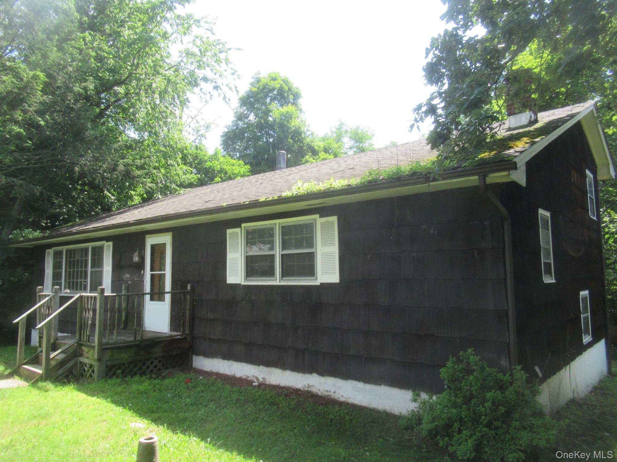 24 Edinburgh Road Middletown, NY 10941 - Photo 2 of 17 Ranch-style home with a front lawn
