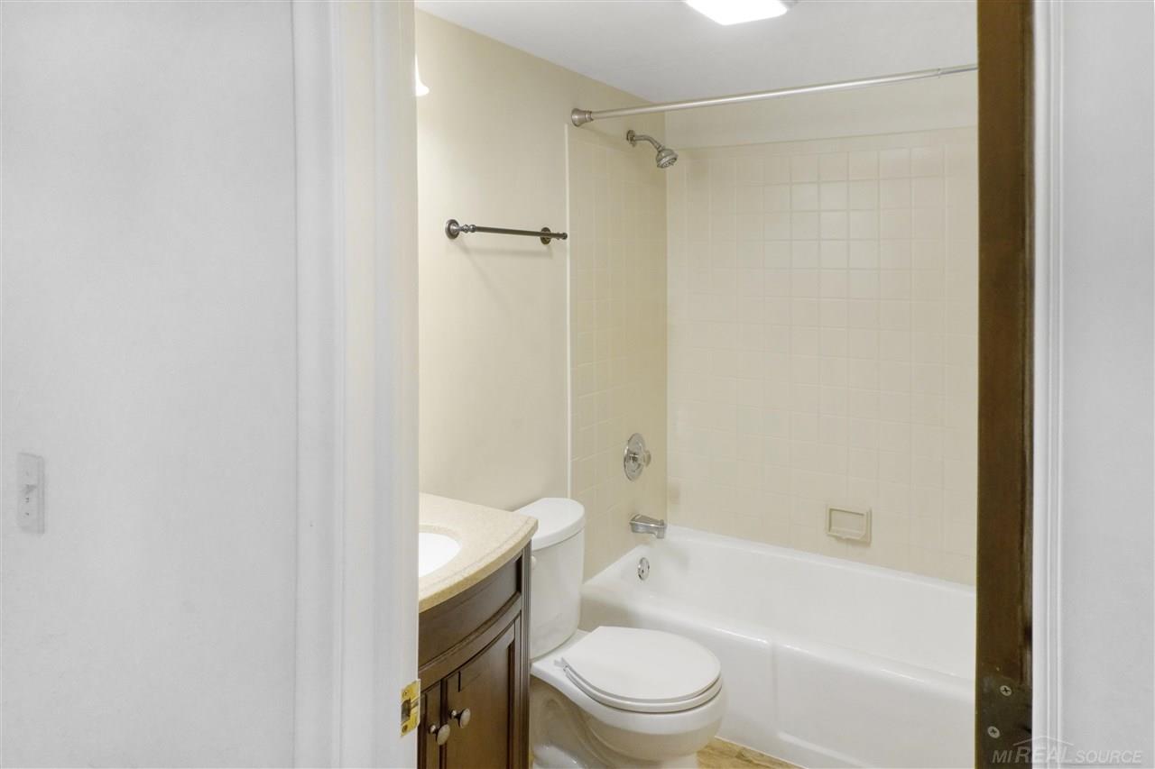 215 East Jolly Road Lansing, MI 48910 - Photo 14 of 38 50070946-13.JPG