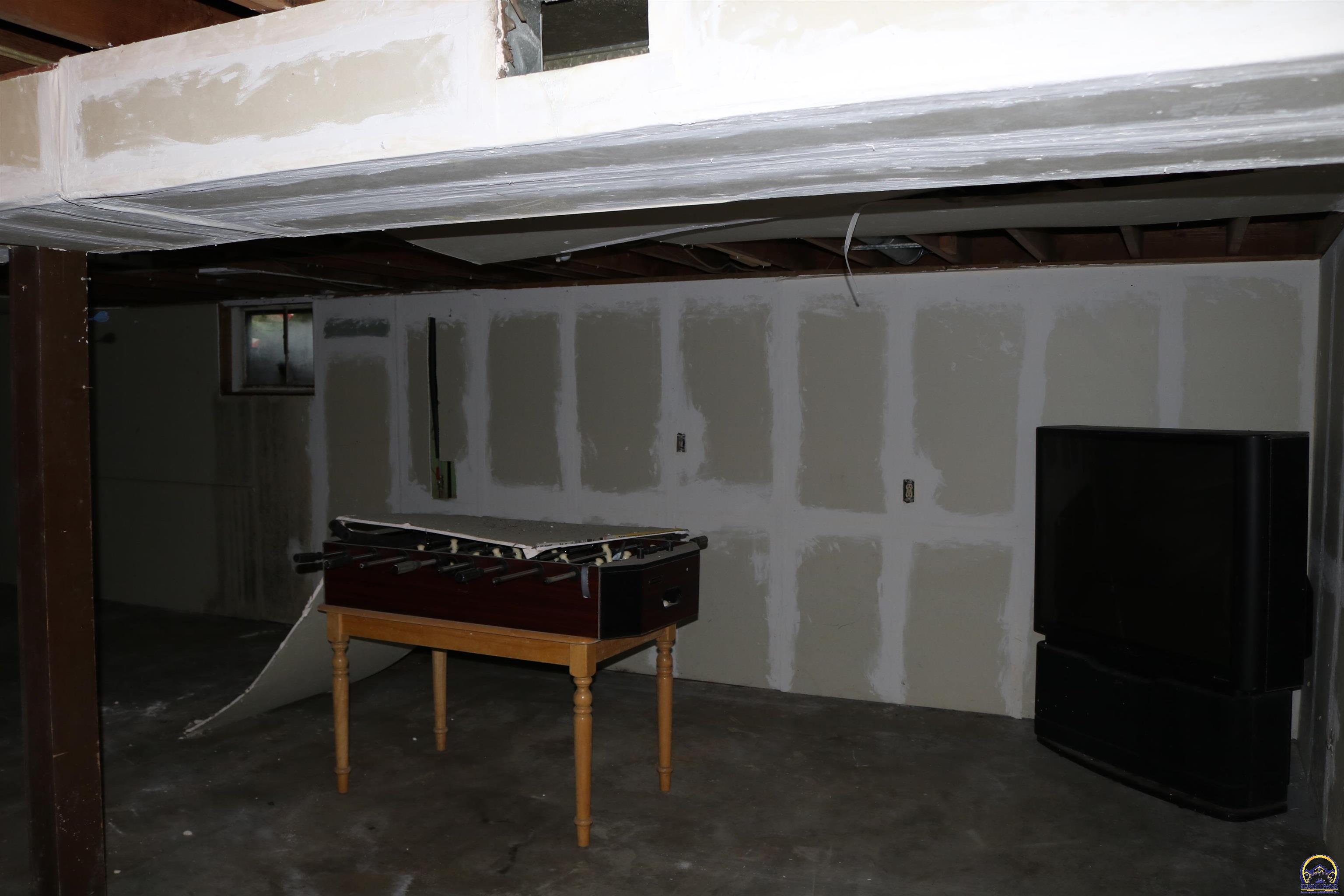 2000 Southeast Adams Street Topeka, KS 66607 - Photo 15 of 18
