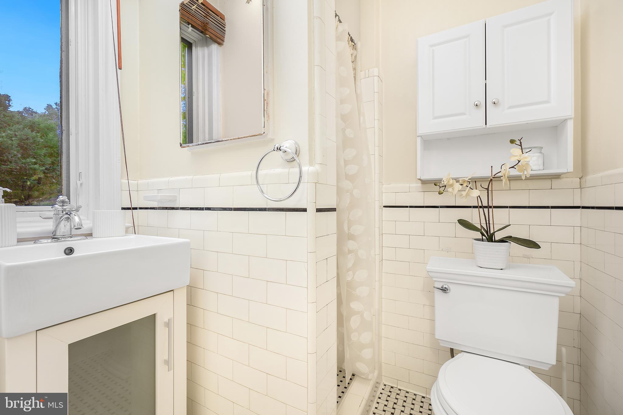 5 Wessex Road Silver Spring, MD 20910 - Photo 19 of 35 En-Suite Bathroom