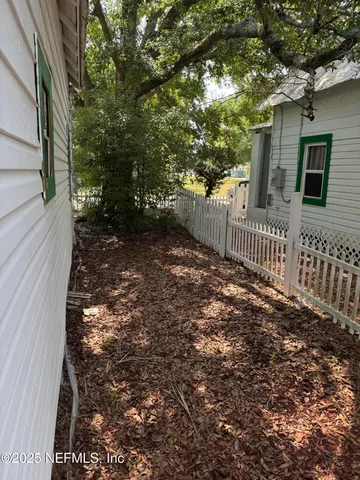 a view of a yard with pathway