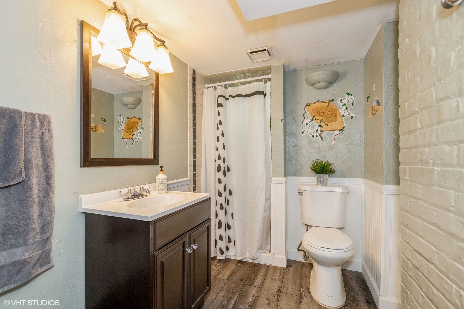 4331 Forest Avenue Brookfield, IL 60513 - Photo 8 of 15 a bathroom with a toilet a sink and a mirror