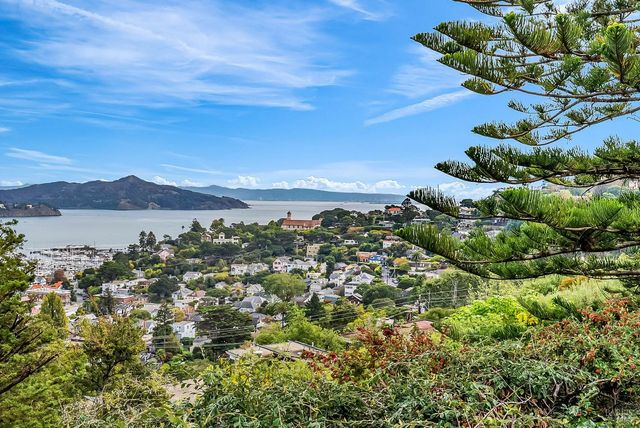 a view of a houses with a yard