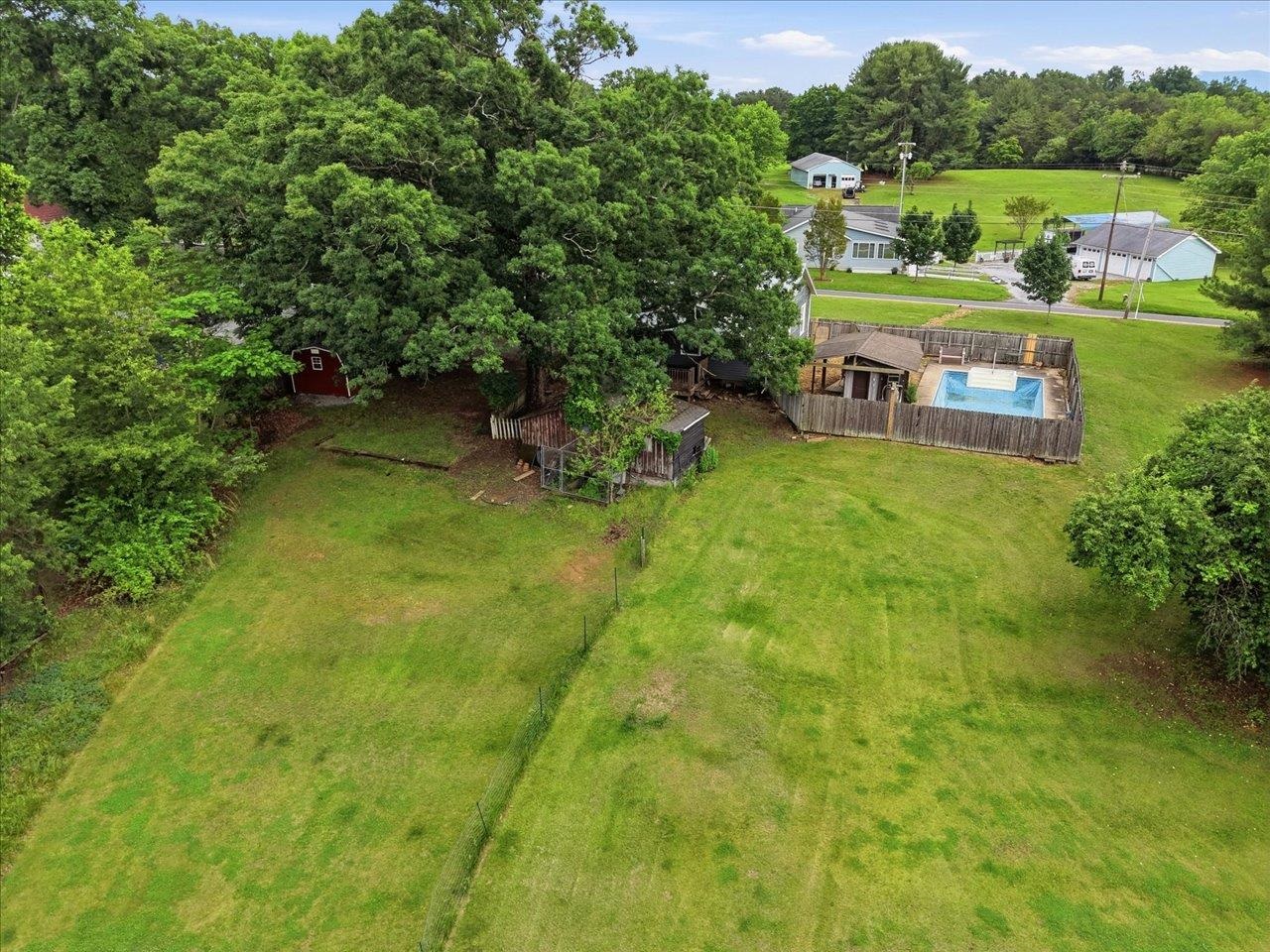 1296 New Hope Road Staunton, VA 24401 - Photo 28 of 37 a backyard of a house with table and chairs