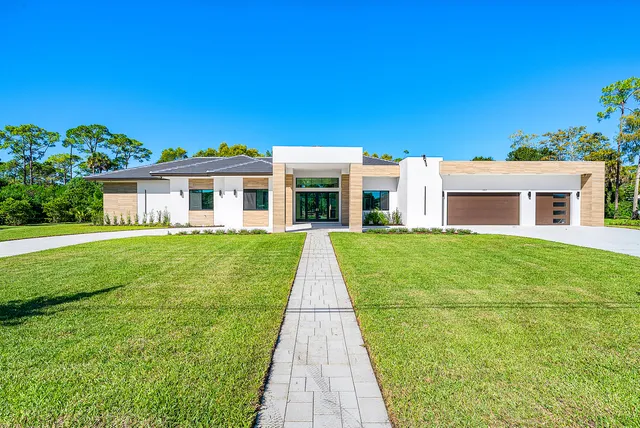 a view of house with a yard
