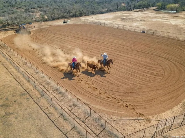 $1,150,000 | 561 Barth, Poteet, TX 78065