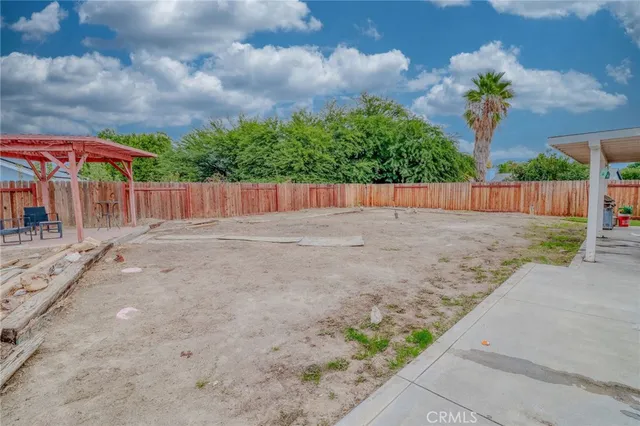 a view of back yard of the house
