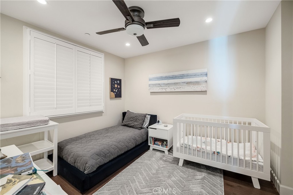 124 23rd Street Manhattan Beach, CA 90266 - Photo 36 of 46 a bedroom with a bed and a window