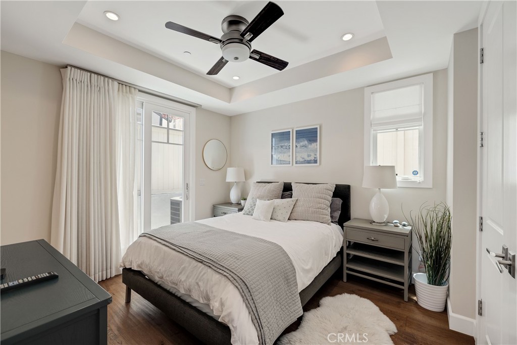 124 23rd Street Manhattan Beach, CA 90266 - Photo 40 of 46 a bedroom with a bed and a window