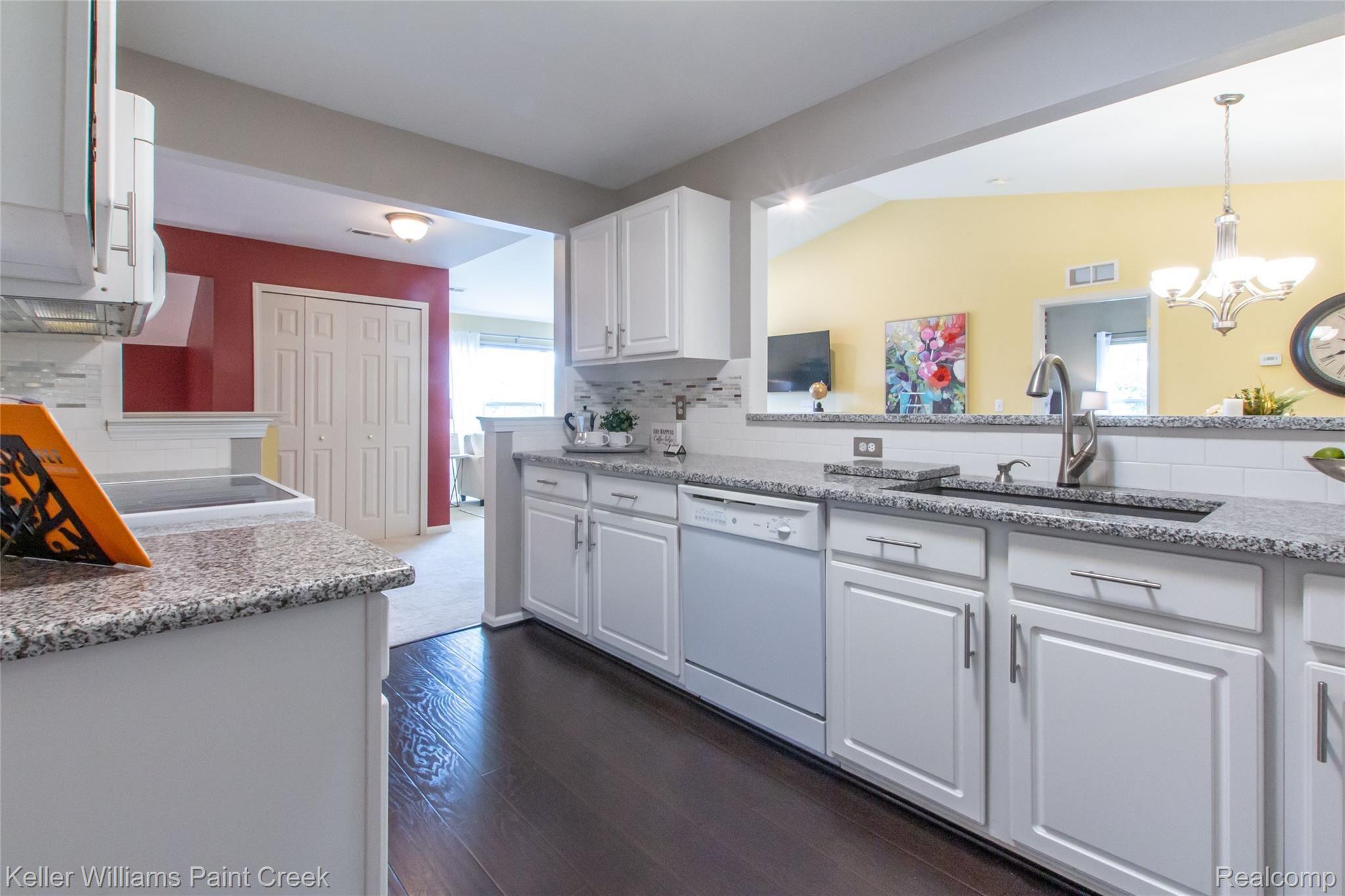 1934 Flagstone Circle Rochester, MI 48307 - Photo 19 of 36 05 kitchen 2.jpg
