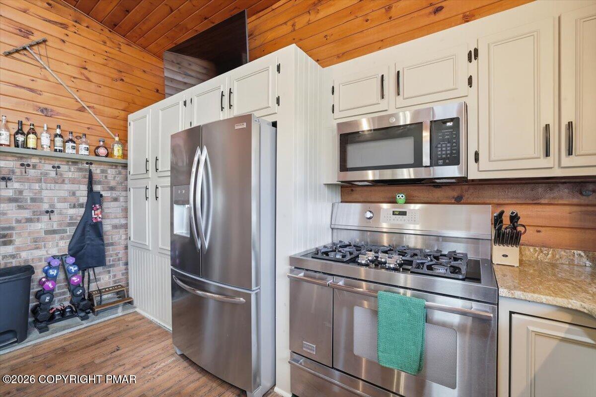 3318 Spruce Cabin Road Cresco, PA 18326 - Photo 37 of 97 Kitchen