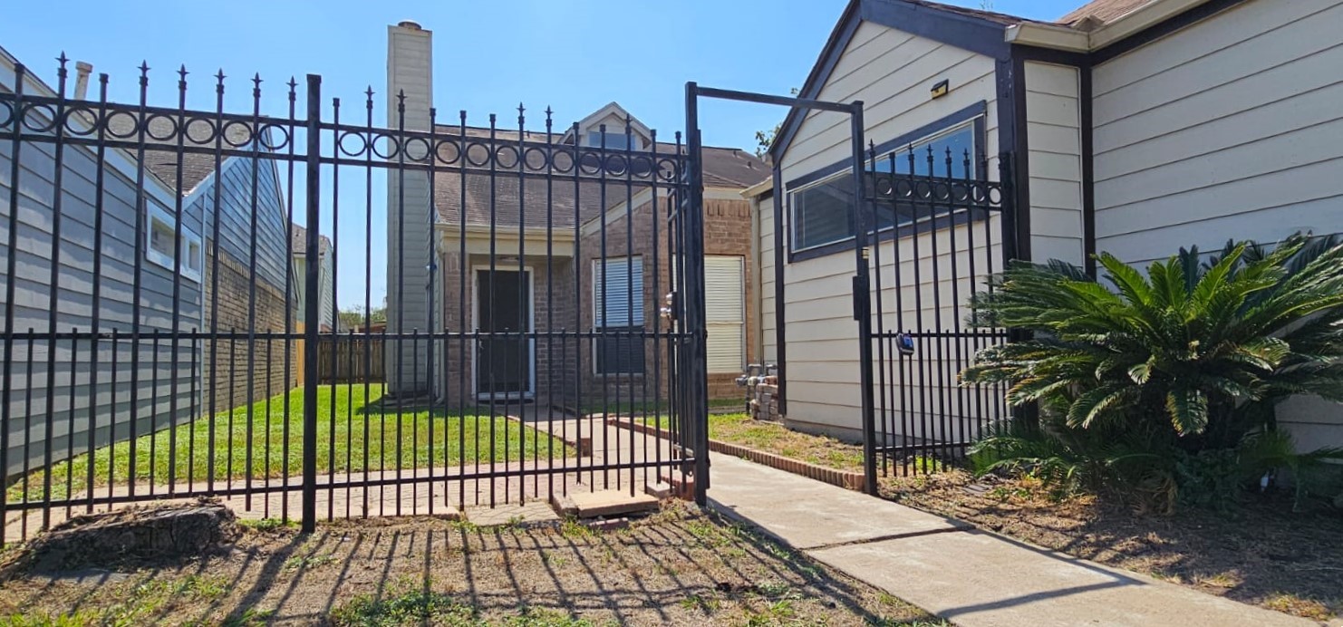 11841 Spring Grove Drive Houston, TX 77099 - Photo 25 of 28 a view of a balcony with a potted plant