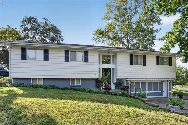 $300,000 | 305 Northwest 60th Terrace, Kansas City, MO 64118