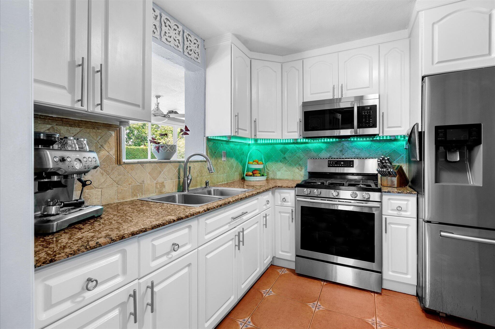 8341 Southwest 14th Street Miami, FL 33144 - Photo 10 of 41 9-47-mkw03423