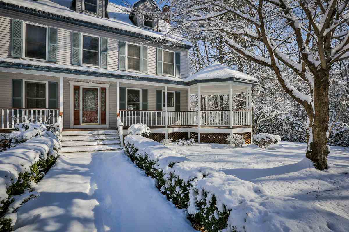 114 Dracut Road Hudson, NH 03051 - Photo 5 of 40 Gallery Image 5