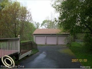24 Miller Road Clarkston, MI 48346 - Photo 18 of 19 long driveway 1