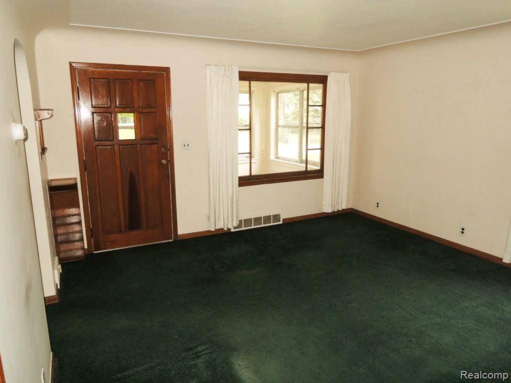 4296 Marcus Road Waterford, MI 48329 - Photo 19 of 42 Livingroom2.jpg