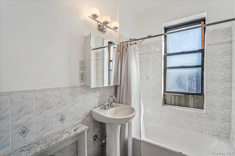 $399,000 | 37 Brompton Road, Unit 6D, Great Neck, NY 11021