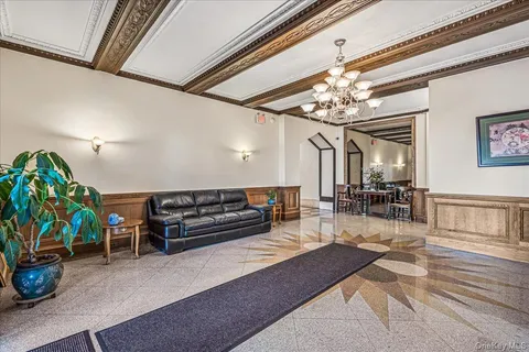 $399,000 | 37 Brompton Road, Unit 6D, Great Neck, NY 11021