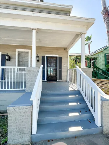 $1,800 | 901 Broadway Avenue J, Unit UP, Galveston, TX 77550