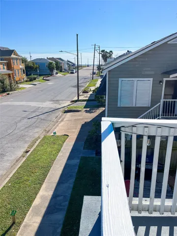 $1,800 | 901 Broadway Avenue J, Unit UP, Galveston, TX 77550