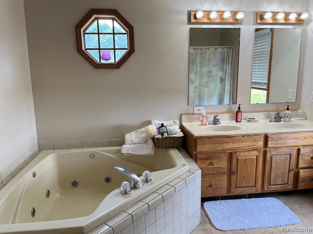 8245 Hartland Road Fenton, MI 48430 - Photo 34 of 39