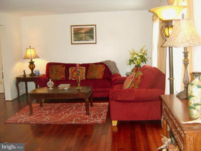 4032 Jacinth Way Nottingham, MD 21236 - Photo 3 of 12 Living Room