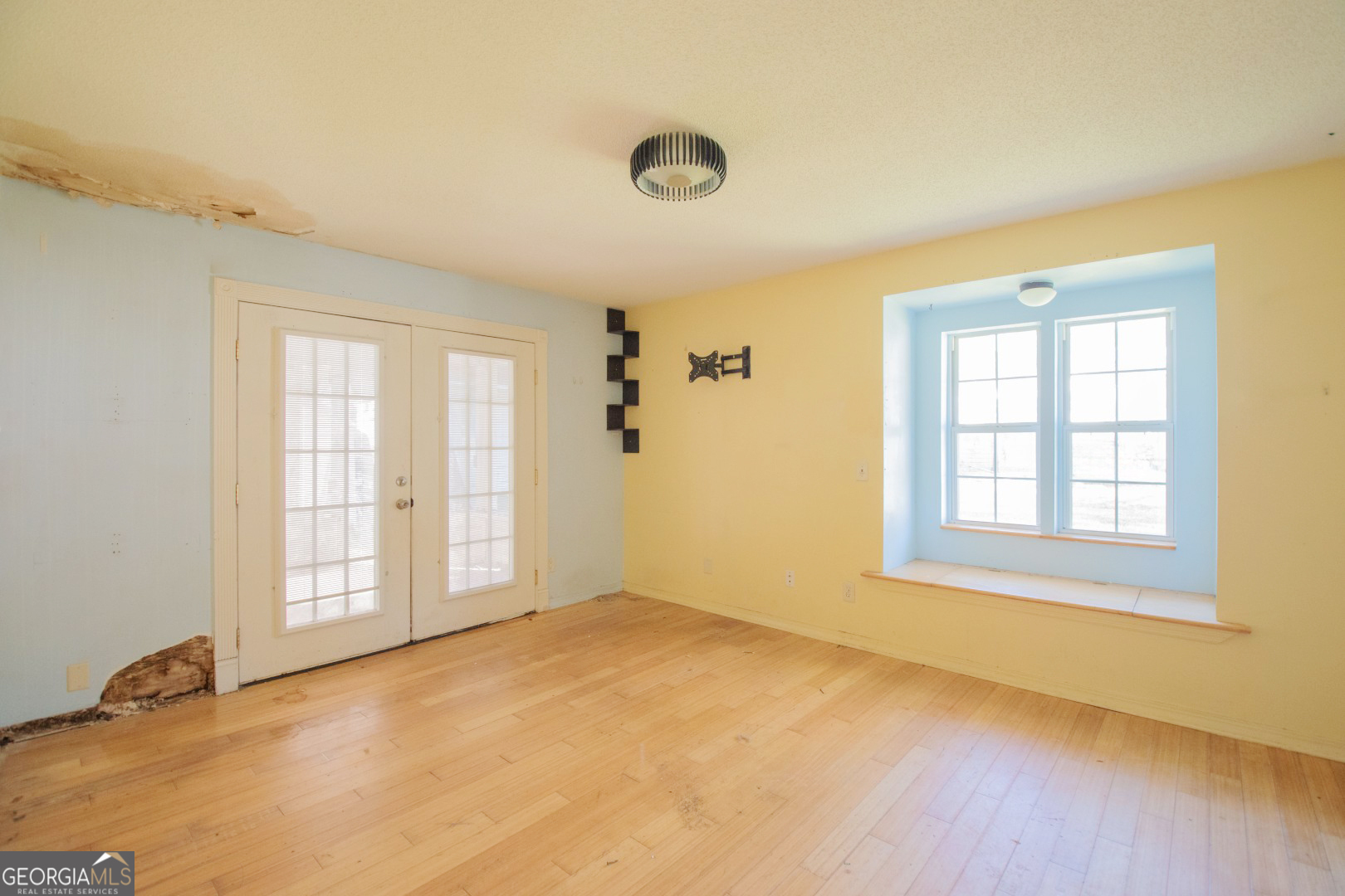113 Inlet Reach Circle St. Marys, GA 31558 - Photo 5 of 18 an empty room with windows