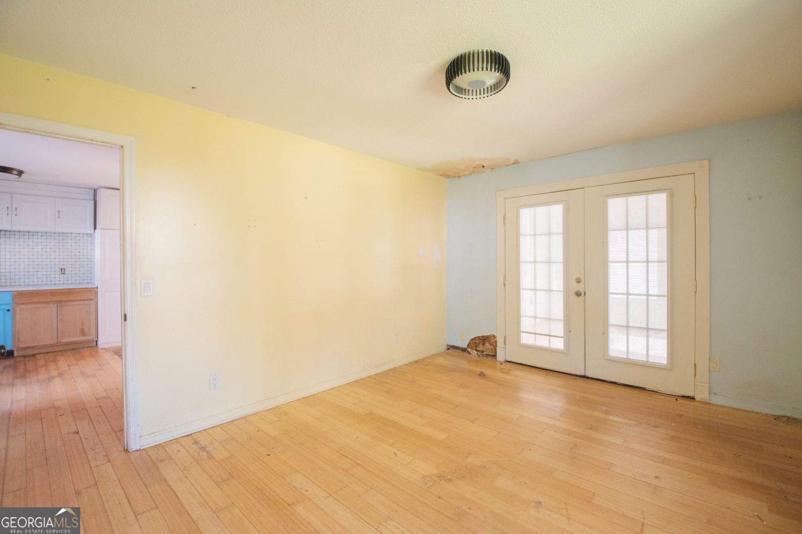 113 Inlet Reach Circle St. Marys, GA 31558 - Photo 6 of 18 a view of an empty room with wooden floor and a window