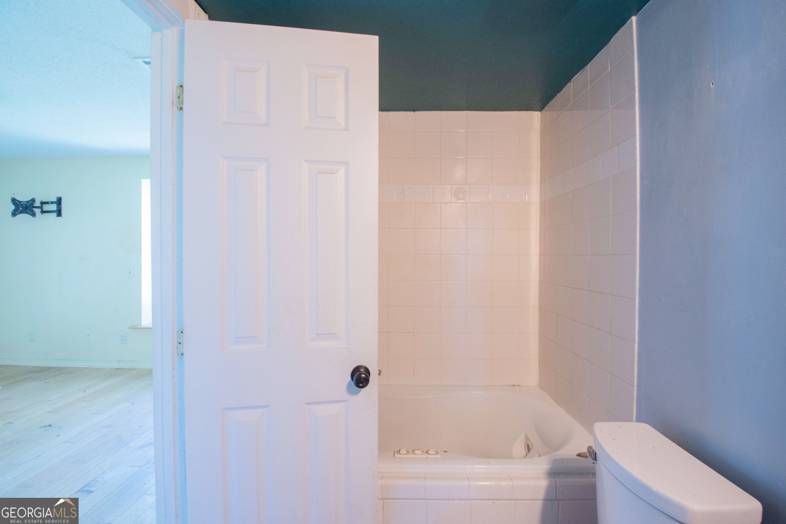 113 Inlet Reach Circle St. Marys, GA 31558 - Photo 8 of 18 a bathroom with a bathtub