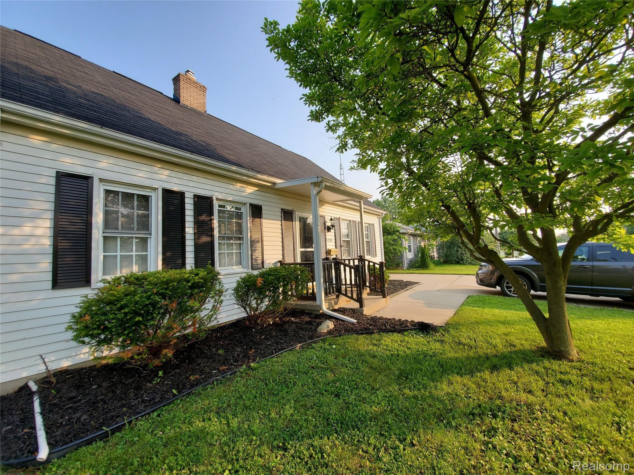 3225 Miller Road Flint, MI 48503 - Photo 1 of 18 Front Yard 2.jpg