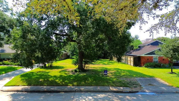 a view of a house with swimming pool and yard