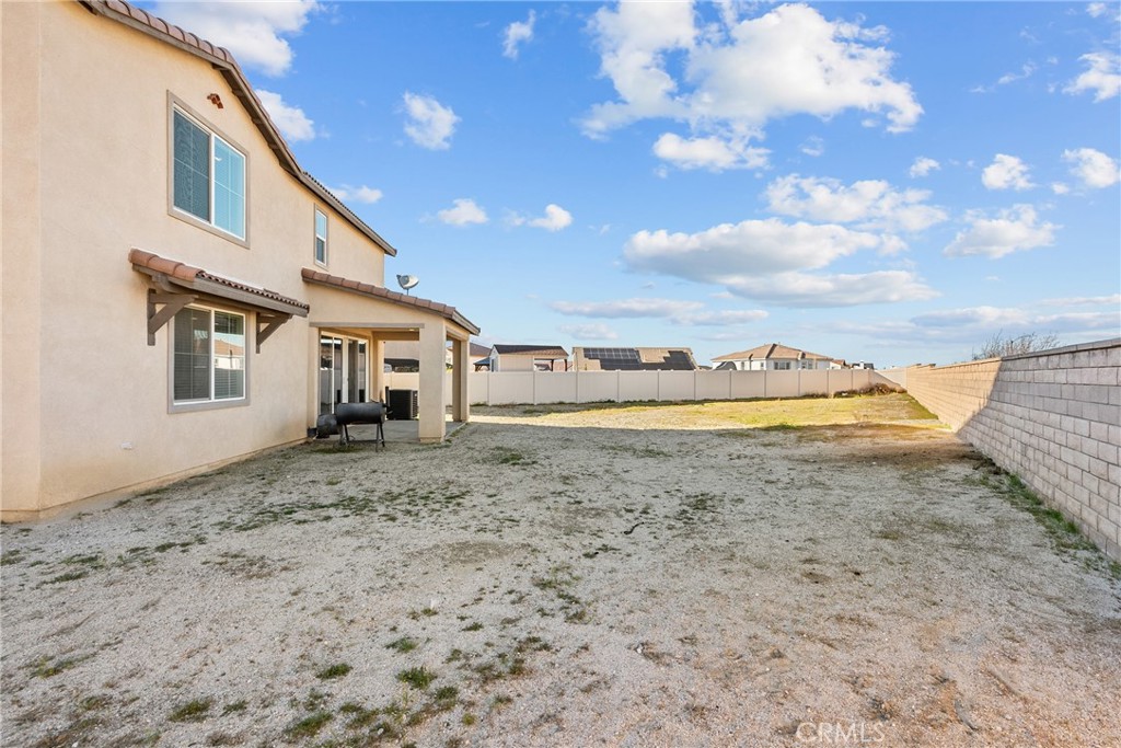 6949 Beale Road Palmdale, CA 93552 - Photo 30 of 32 a view of a dry backyard with large trees