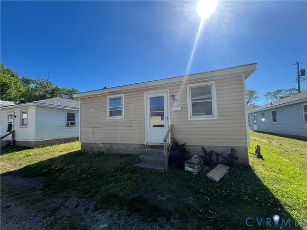 a view of back yard of the house