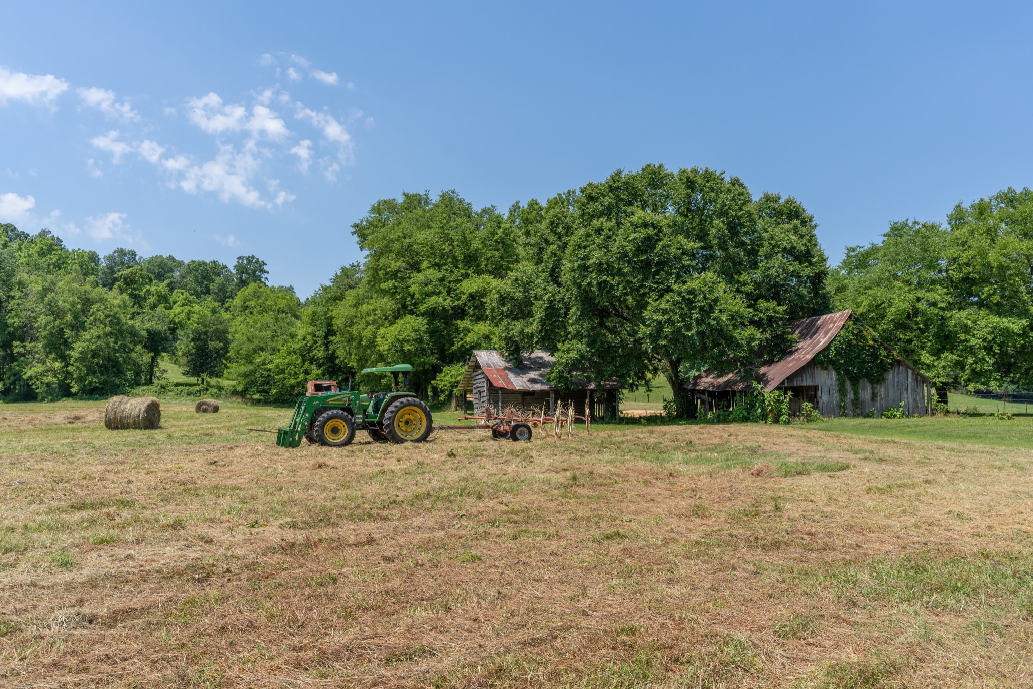 2895 South Possum Hollow Road Nunnelly, TN 37137 - Photo 25 of 25 a backyard of a house with table and chairs