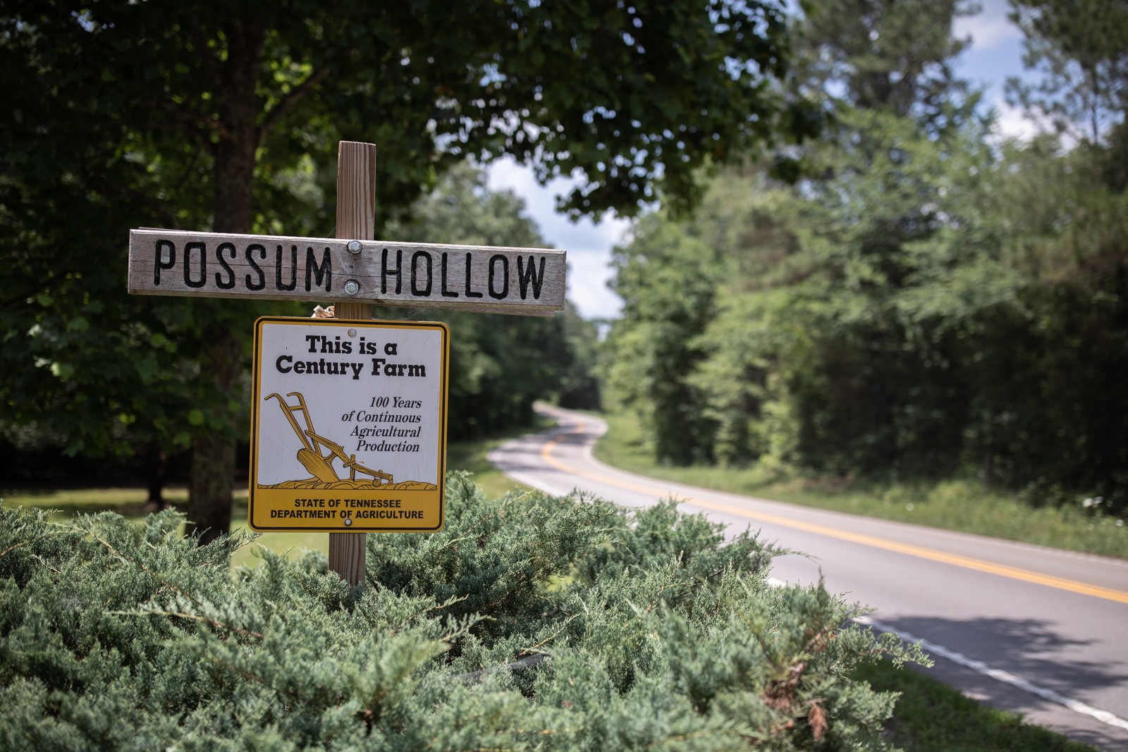 2895 South Possum Hollow Road Nunnelly, TN 37137 - Photo 7 of 25 a sign that is sitting on a brick wall