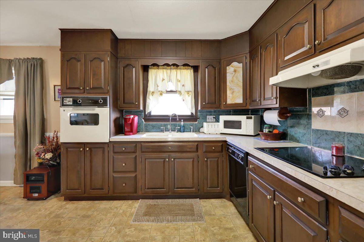 2141 Coventry Road Lancaster, PA 17601 - Photo 11 of 34 Gallery Image 11