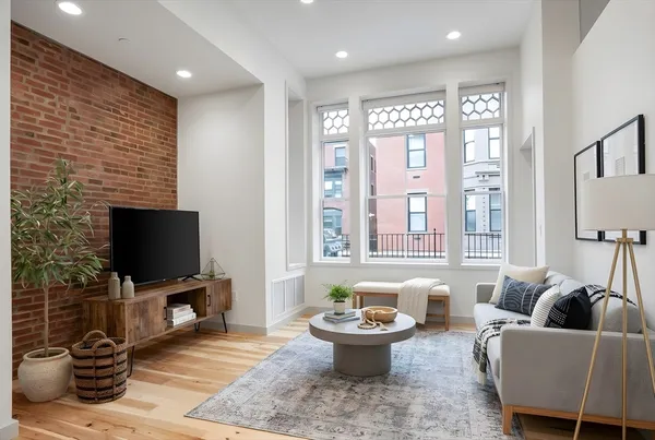 $8,000 | 163 Newbury Street, Unit 1, Boston, MA 02116