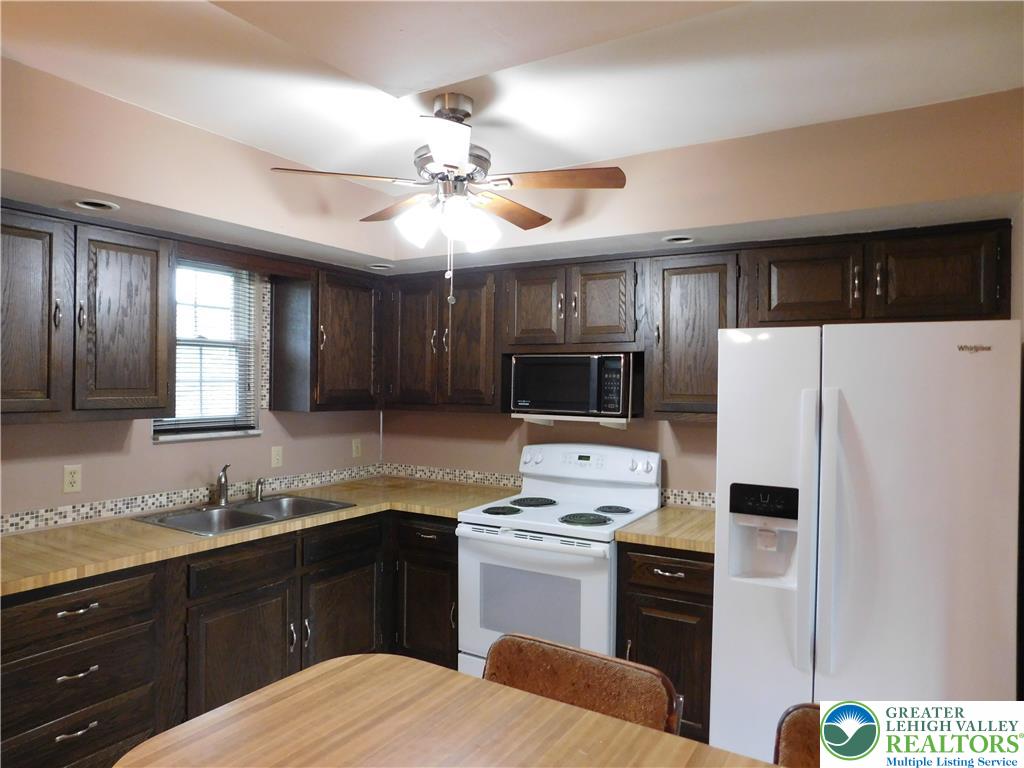 21 Will Barnesville, PA 18214 - Photo 6 of 23 A well-equipped kitchen offering ample cabinetry and a practical layout for daily meal preparation.